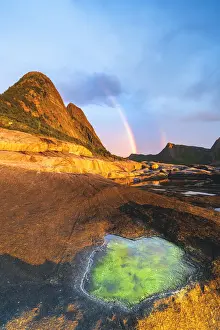 Midnight Sun Norway Drucke: Algae inside rock formation on cliffs lit by rainbow during the midnight sun, Tungeneset