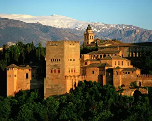Drucke von Die Alhambra-Palast mit der Schneedecke umgebenen Bergkette Sierra Nevada im Hintergrund ist ein Weltkulturerbe von UNESCO und befindet sich in Granada (Andalusien), Spanien Spanien Drucke: Die Alhambra-Palast mit der Schneedecke umgebenen Bergen des Sierra Nevada im Hintergrund ist ein Weltkulturerbe von