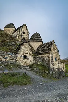 Drucke von Alte Grabstrukturen stehen auf einem Hügelhang in Dargavs, die historische Bedeutung in Nordossetien, Russland darstellen Russische Architektur Drucke: Altäre auf einem Hügel in Dargavs stehen