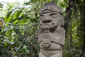 Drucke von Ein altes prähistorisches Steinwerk aus der Kolonböseit im südlichen Kolumbien Südamerika Kolumbien Drucke: Ein antikes vor-kolumbisches Steinrelief in San Agustin, Weltkulturerbe der UNESCO