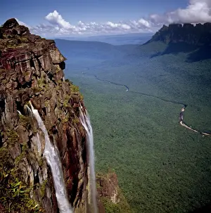Drucke von Angelfalls und der Auyantepuï (Auyantepuí) (Teufelsberg), Blick auf den Churum-Tal und den Fluss Churum, Tepuis in Venezuela Südamerika Venezuela Drucke: Angelfalls und der Auyantepuï (Auyantépui, Teufelsberg), Blick in den Churum-Tal