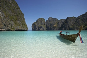 Thai Longtail Boat Drucke: Ao Maya, longtailboat in front
