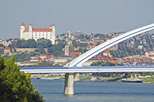 Drucke von Brückenbrücke des Apollos am Schloss Bratislav unter der Donau in Bratislava/Slowakei im Europa Slowakei Drucke: Brücke des Apollos am Schloss Bratislav in der Nähe des Donauflusses in Böhmen (Slovakia)