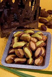 Bilder Datiert 5. Januar 2000: Arabische Speisen mit Datteln gefüllt mit Nussbutter aus Mandeln, Naher Osten
