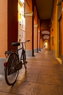 European Street Scene Images Drucke: The arcaded streets of Modena, Emilia-Romagna, Italy, Europe