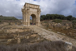 Drucke von Bogen des Septimius Severus - römische Ruinen in Leptis Magna. Ein Weltkulturerbe der UNESCO und Teil von Libyen im Norden Afrikas Kulturerbestätten Drucke: Die Archäologie des Septiziums von Seueros