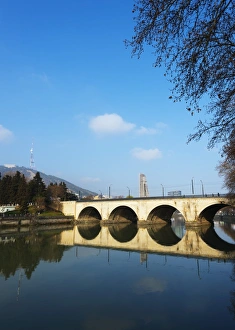 Central Asia Travel Destination Drucke: Arched bridge reflecting in Mtkvari River, Tbilisi, Georgia, Caucasus, Central Asia, Asia