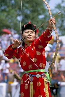 Drucke von Bogenwurf-Wettbewerb, Naadambühne Festival. Ulan-Baatar (Oulaanbator), Mongolei / Zentralasien/ Asien Mongolei Drucke: Bogenschießwettbewerb