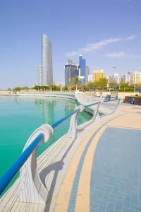 Architektur Drucke: Moderne Architektur entlang der Corniche in Abu-Dhabi im Vereinigten Arabischen Emirat