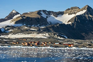 Extreme Terrain Travel Destinations Drucke: Argentinian Antarctic settlement, Esperanza Base, Hope Bay, Antarctica, Polar Regions