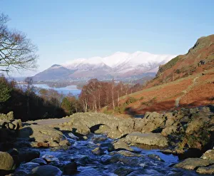 Cumbria Drucke: Aschensbrücke am Skiddaw im Hintergrund des Lake District National Parks
