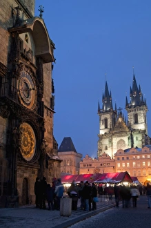 Uhrwerk der Astronomie im gotischen Rathaus alter Stadt, Stände des Weihnachtsmarktes