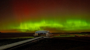 Bilder vom 6. März 2016: Die Aurora Borealis über den Brückenzug in Belhaven Bay, Ostlothien (Schottland)
