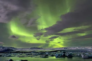 Drucke von Die Nordlichter (Aurora Borealis), gefangen im Nachtgehen über dem Jökullsárlón-Gletschersee am Rande des Vatnajökuls-Nationalparks während Winters in Süd-Izland Island Drucke: Die Nordlichter (Aurora Borealis)