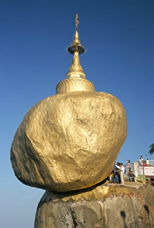 Drucke von Gleichgewichtsstein mit Goldblättern überschattet von einem großen buddhistischen Stupa und Pilgerort namens Kyaiktiyo in Myanmar (Birma) Asien Myanmar Drucke: Gewöhnliches Felswerk mit Goldblättern, großer buddhistischer Stupa und Pilgerort