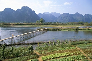 Laos Tourist Attractions Drucke: Bamboo bridge