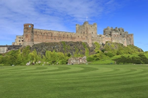 UK Landmarks Drucke: Bamburgh Castle under a blue summer sky, Bamburgh, Northumberland, England, United Kingdom