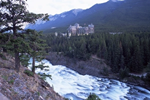 Kanadische Rocky Mountains Drucke: Banff am Abend mit dem Bogenfall und der renommierten Banff-Springs-Hotel im Umgang mit Sonnenuntergang in den Bergen