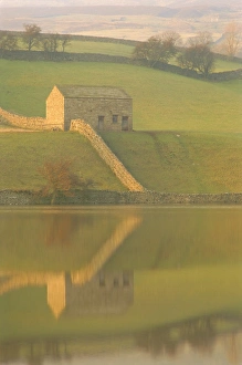 Yorkshire Moorland Scenery Drucke: Barn and wall reflected in water at dusk, near Muker, Yorkshire Dales National Park