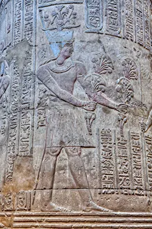Drucke von Bas-Reliefs Säulen Hypostylhalle Tempel von Knun Esnah Ägypten Nordafrika Afrika Bilder Datiert 2020 April: Basreliefen Säule Hypostylhalle Tempel von Chnum Esna Ägypten Nordafrika Afrika