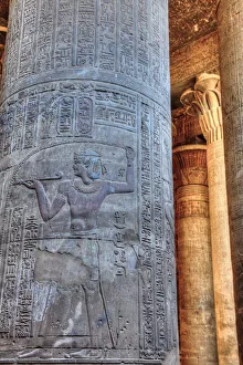 Basreliefen, Säulen und Halle mit Höhlenraum im Tempel von Chnum in Esna (Ägypten), Nordafrika