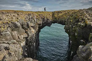Ein Basaltlava-Arch im Felsen am Dorf Arnastapi im Naturschutzgebiet von Snaefellsjökull auf der Halbinsel Snæfellsnes an der Westküste Islands in den Polargebieten