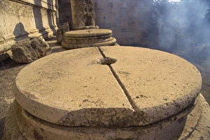 Baalbek Ruins Drucke: Base for column with groove for lead casting, Baalbek, UNESCO World Heritage Site