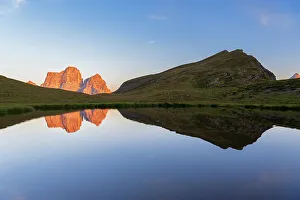 Giau Pass Italy Drucke: Baste Lake and the reflection of the Pelmo mountain