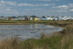 Drucke von Strandhütten und Lagune am Mudefordspitz im Christchurch-Harbour in der Grafschaft Dorset im Vereinigten Königreich Großbritannien und Irland Bilder Datiert 2017 April: Strandhütten und Lagune am Mudefordspitz in der ChristChurch-Bucht im County von Dorset im Vereinigten Königreich