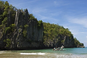 Limestone Cliff Formations Drucke: Beach with limestone rock formations at Subterranean