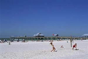 North America Coastline Drucke: The beach and pier