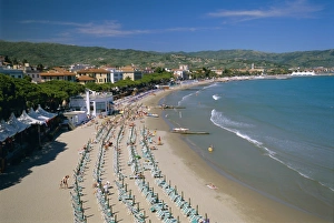 Italian Riviera Views Drucke: Beach front and town view