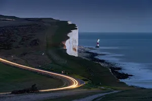 Der Leuchtturm von Beachy Head und der Leuchtturm von Beachy Head am Abend in der Nähe von Eastbourne im Südlichen Dover-Wald (South Downs National Park), Ost-Sussex (East Sussex) im Vereinigten Königreich, Europa