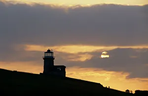 Drucke von Die Belle Tout Leuchtturm auf Klippen am Sonnenuntergang in der Nähe von Birling Gap im Ost-Sussex in England im Vereinigten Königreich Europa Bilder Datiert 2012 August: Die Belle Tout Leuchtturm auf Klippen am Sonnenuntergang in der Nähe von Birling Gap im Südostengland