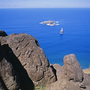 Easter Island Landmarks Drucke: Birdman Petroglyphs at Orongo, the ceremonial village on Ranocau Crater rim; bird islands offshore are Motu Kao Kao