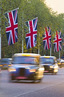 The Mall London England Drucke: Black cabs along The Mall with Union Jack flags, London, England, United Kingdom, Europe