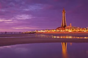 Die Lichter von Blackpools bei Sonnenuntergang in Blackpool im Landkreis Lancaster in Nordengland
