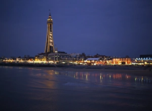 Die Blackpoolsche Turm beleuchtet bei Dämmerung in der Stadt Blackpool im Landkreis Lancashire in England