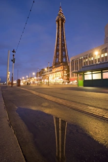 Blackpool Turm Drucke: Die Blackpoolsche Turm spiegelt sich im Becken wider am Abend in Blackpool