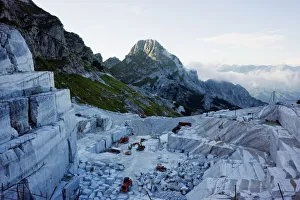 Drucke von Blöcke im Steinbruch aus dem 15. Jahrhundert von Michelangelos Werkzeugen gefunden wurden in den Apeninen der Toskana Italien Europa Verwandte Bilder Drucke: Blöcke im Steinbruch aus dem Apuanischen Gebirge in Toskana wurden von Michelangelos verwendet