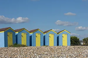 Türen Drucke: Fünf blaue Strandhütten mit gelben Türen in Littlehampton im Südwesten Englands