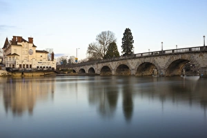 United Kingdom Travel Destination Drucke: The Blue River Cafe and Bridge on the River Thames