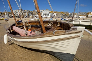 Cornwall Travel Destinations Drucke: Boat on beach, St. Ives, Cornwall, England, United Kingdom, Europe