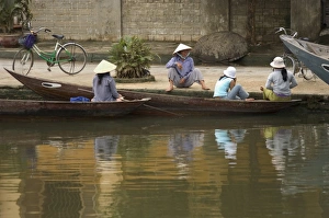 Ninh Binh Vietnam Drucke: Boat on river