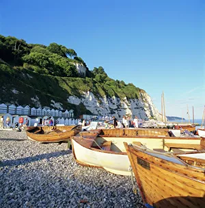 Drucke von Schiffe am Strand BierDevon England Vereinigtes Königreich Bier Drucke: Boot auf der Strandpromenade mit Bier in Devon im Vereinigten Königreich
