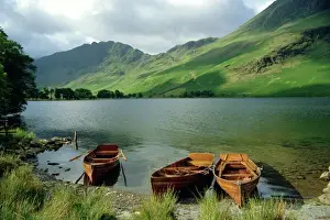 See Drucke: Boot auf dem See von Buttermere im Nationalpark Lake District in der Grafschaft Cumbria in England und Großbritannien