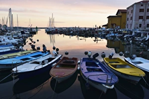 Drucke von Boot im Hafen von Piran, Golf von Piran und Ägäische See sind in Slowenien und Europa Slowenien Drucke: Schiffe im Hafen von Piran am Golf von Piran im Adria Meer in Slowenien Europa