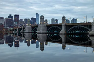 Boston Massachusetts Landmarks Drucke: Boston Skyline reflected in The Charles River