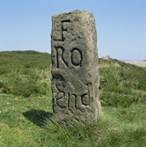 Yorkshire Travel Destinations Drucke: Boundary stone, Hutton-le-Hole, North Yorkshire, England, United Kingdom, Europe