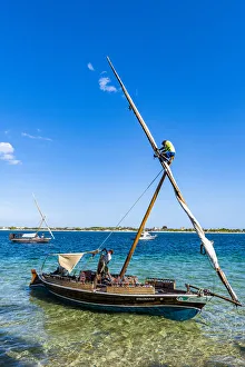 Junge klettert auf dem Mast eines traditionellen Dhow am Inseln von Lamu in Kenia Ostafrika Afrika